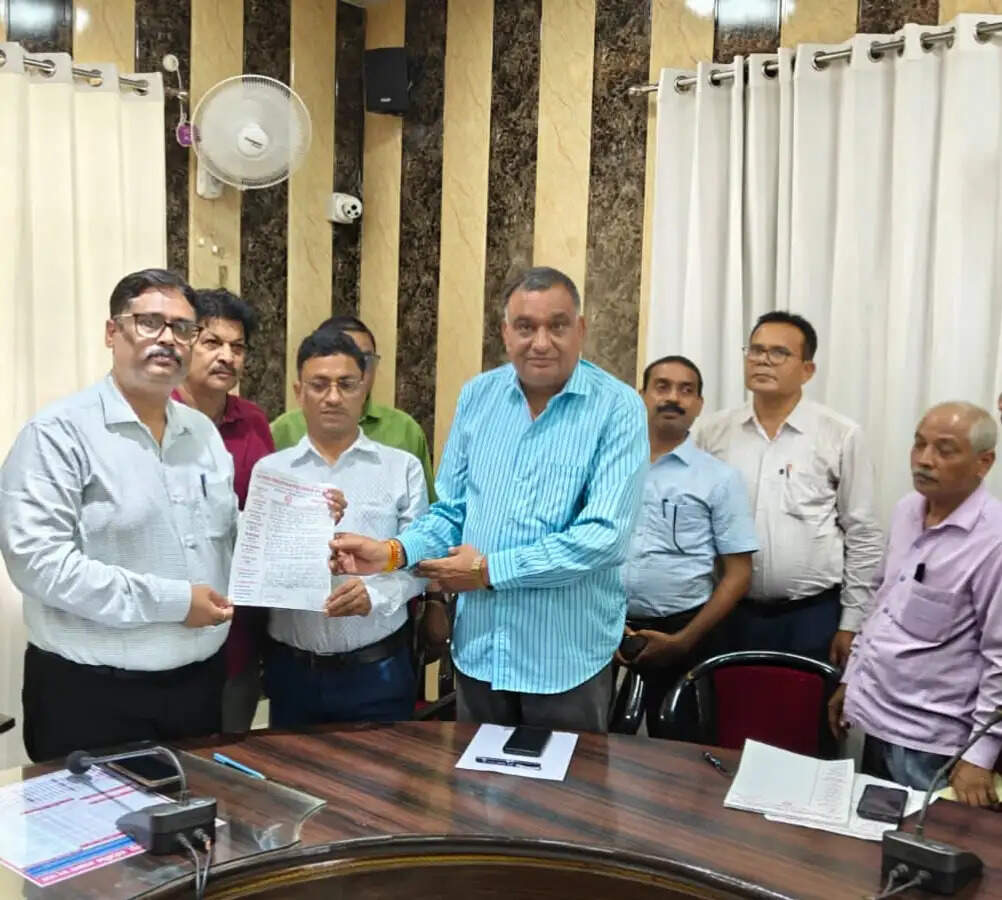 राजस्व लिपिक से मारपीट के आरोप में अधिवक्ता की गिरफ्तारी की मांग, कर्मचारी संघ ने दी आंदोलन की चेतावनी