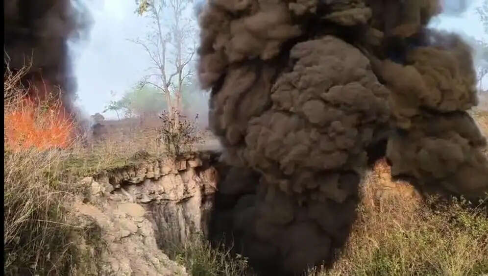 अवैध कोयला खदान में लगी भीषण आग