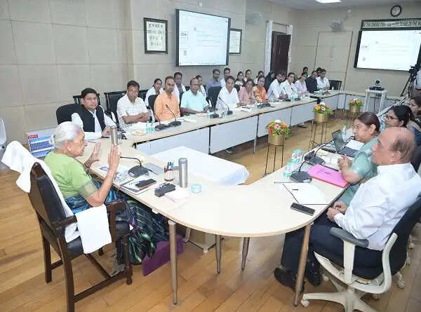 स्वास्थ्य परीक्षण में चिन्हित बीमार बच्चों का केजीएमयू में कराया जाए इलाज: राज्यपाल