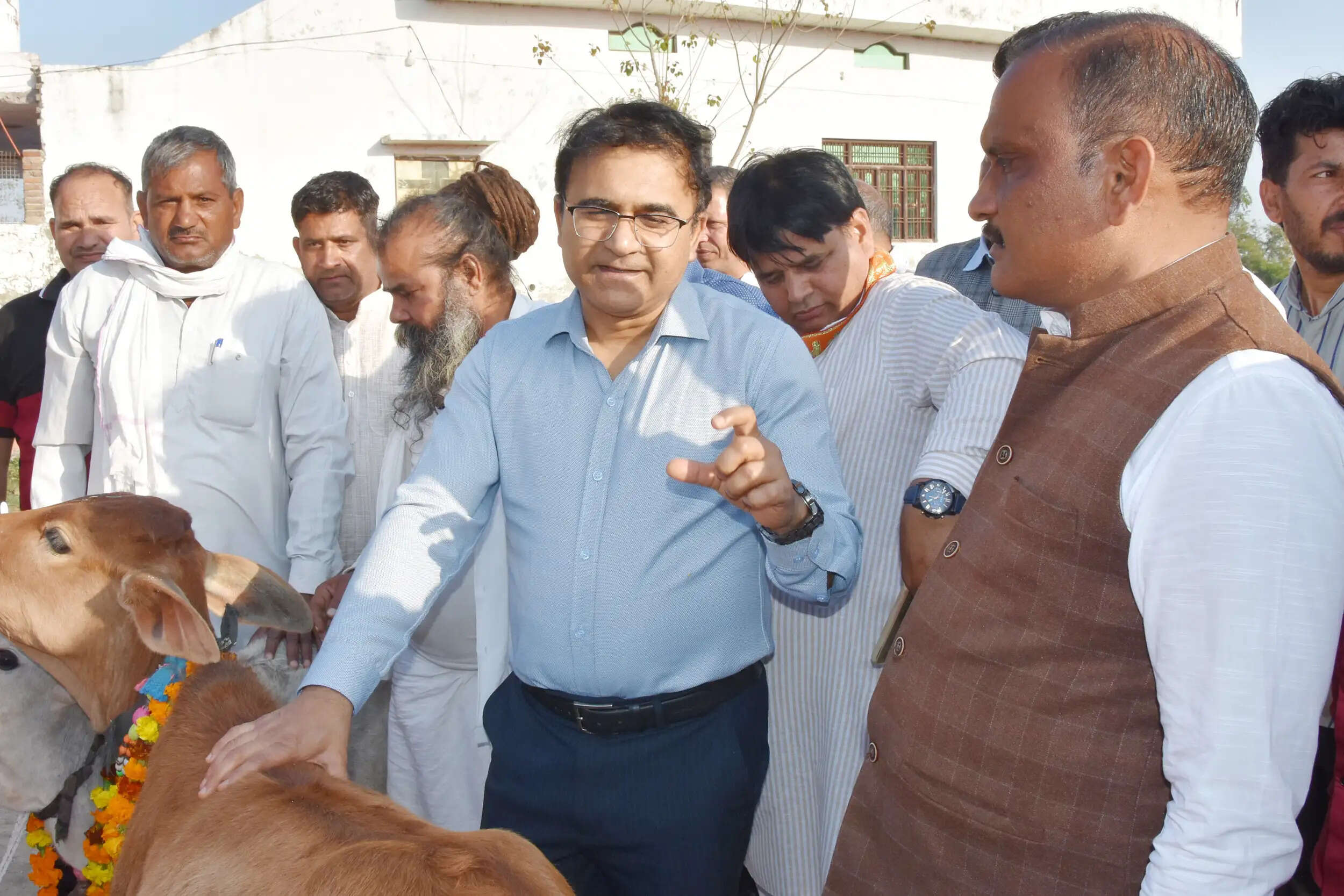 पलवल के गांव गहलब स्थित गौशाला का उपायुक्त डा. हरीश कुमार वशिष्ठ ने किया दौरा