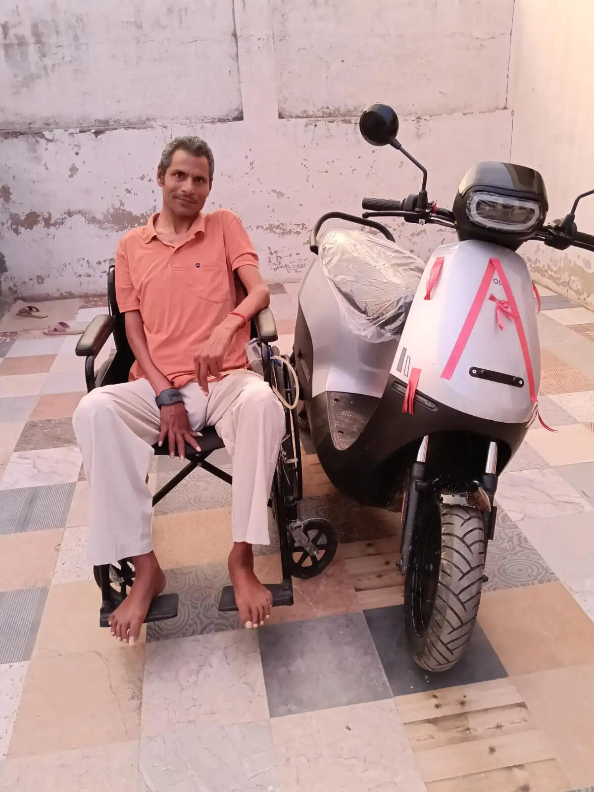असम राइफल्स ने दिव्यांग पूर्व सैनिक को दी विशेष स्कूटी