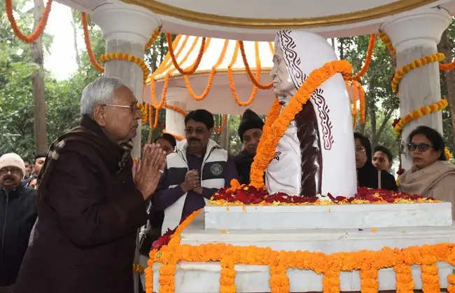 मुख्यमंत्री नीतीश कुमार ने मां परमेश्वरी देवी की पुण्यतिथी पर श्रद्धांजलि अर्पित की