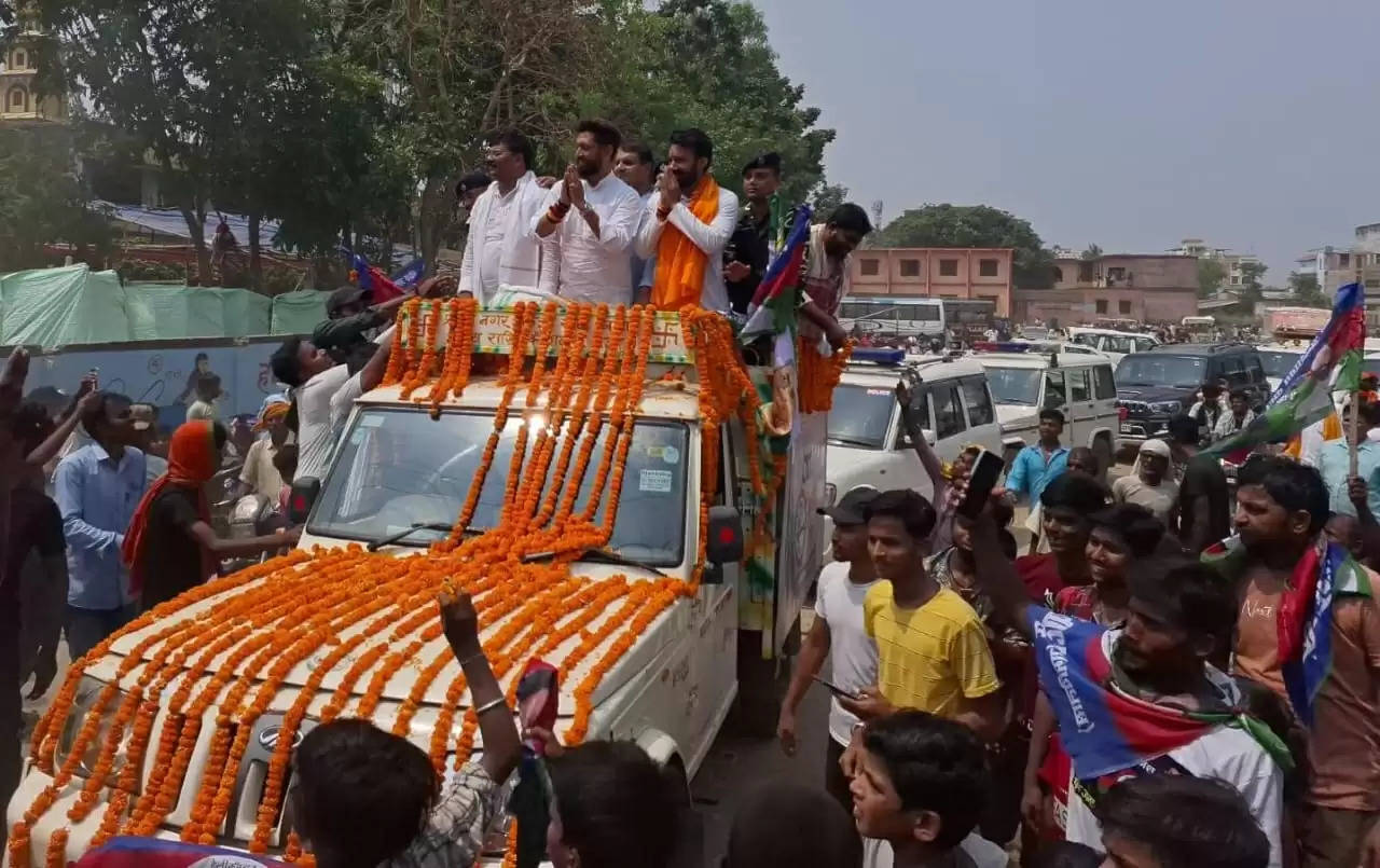 लोजपा सुप्रीमो चिराग पासवान के सिमरी बख्तियारपुर के रोड शो में उमड़ी भीड़