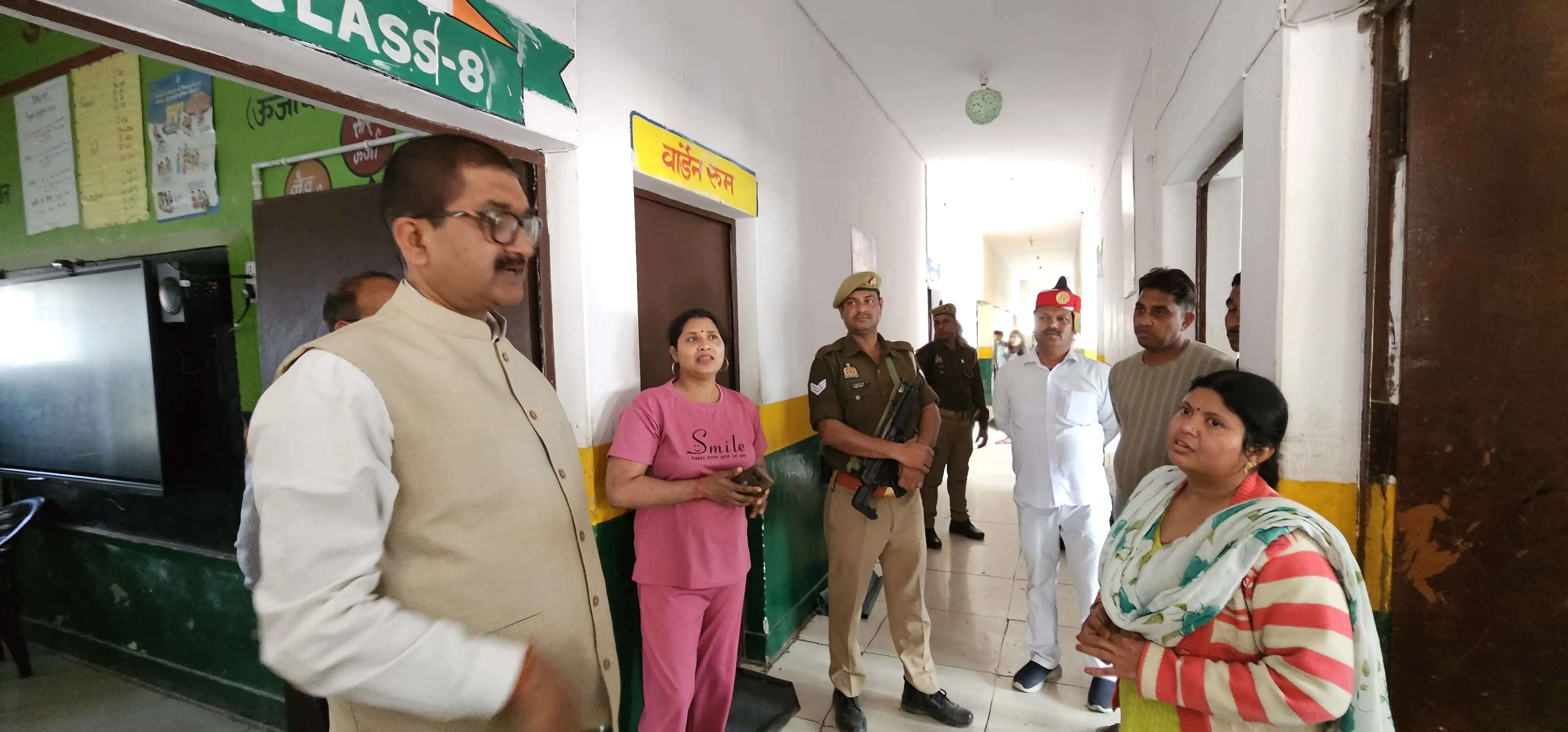 जिलाधिकारी ने कस्तूरबा गांधी विद्यालय का किया औचक निरीक्षण, गंदगी देख जताई नाराजगी