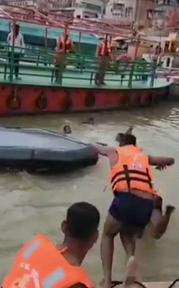 वाराणसी के दशाश्वमेध घाट पर पीएसी, जल पुलिस और एनडीआरएफ ने किया मॉक ड्रिल