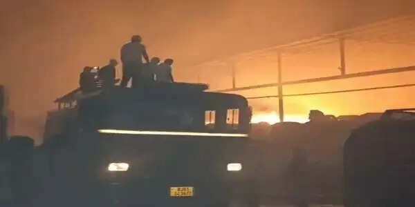 गत्ता फैक्ट्री में भीषण आग, छह घंटे की मशक्कत के बाद काबू पाया