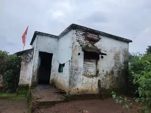 अनूपपुर: हुडको के जर्जर आवासों में जान जोखिम में डाल रह रहे लोग, नगर परिषद ने भेजा नोटिस