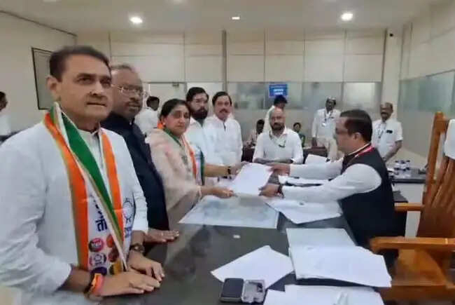 महाराष्ट्र की उप मुख्यमंत्री सुनेत्रा पवार ने बारामती विधान सभा उपचुनाव के लिए भरा नामांकन