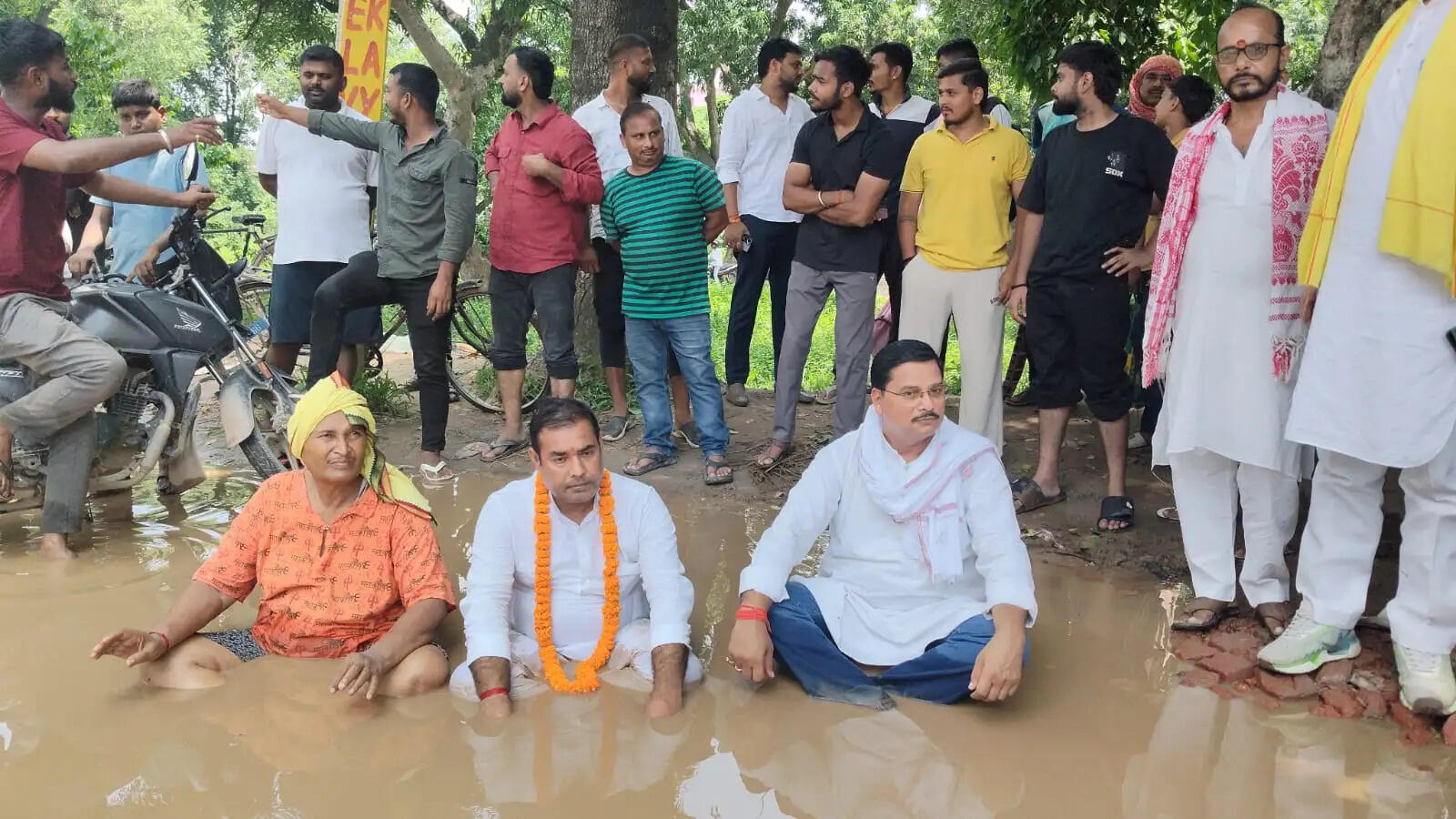 सड़क के गड्ढे में बैठकर जन सुराज का अनोखा विरोध, सदर विधायक से मांगा इस्तीफा