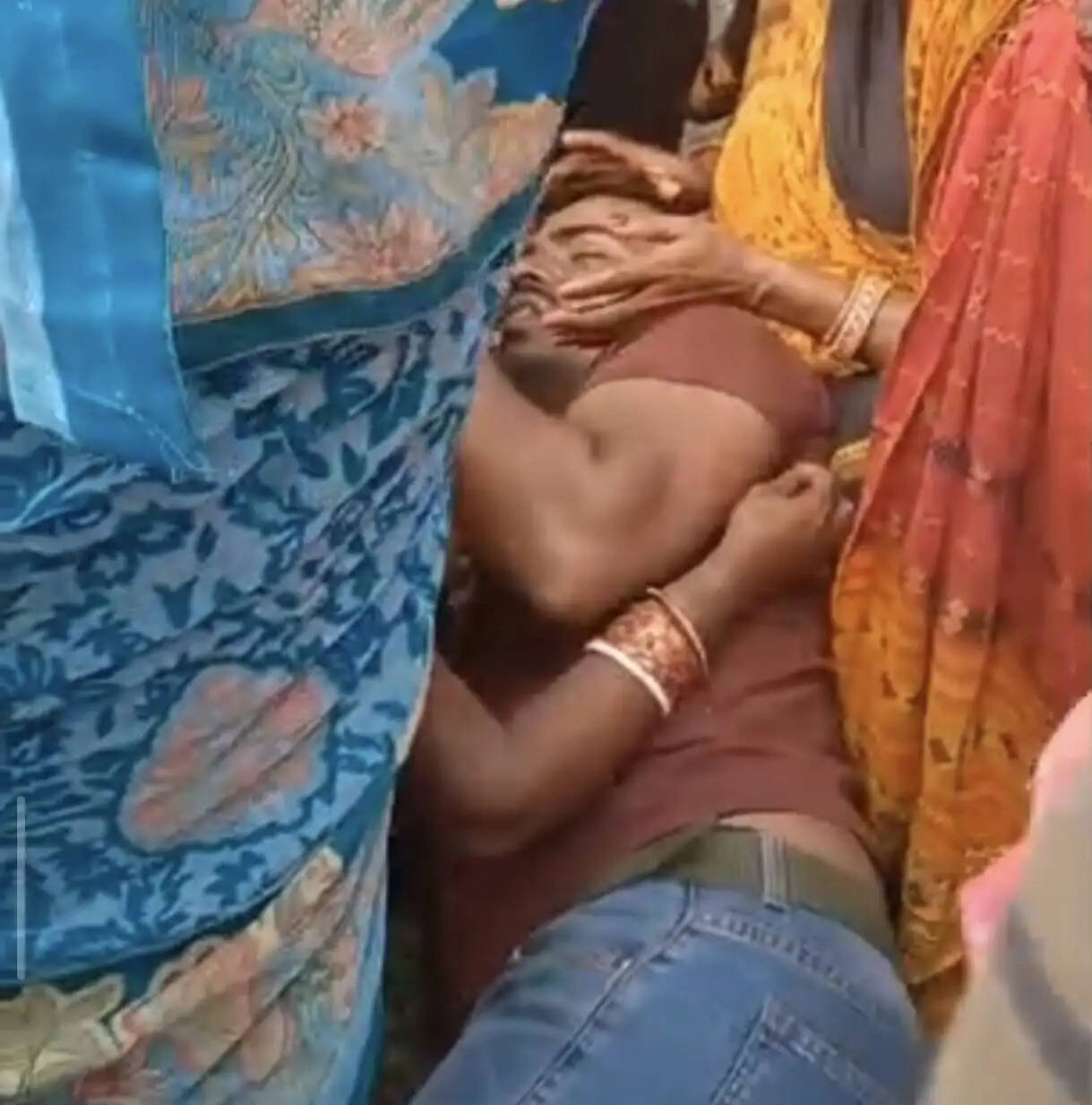 पथरदेवा बॉर्डर के पास एसएसबी के रोकने पर भाग रहा बाइक सवार हुआ दुर्घटना का शिकार