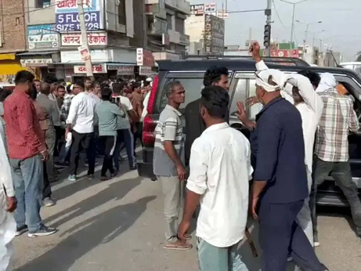 हांसी : अस्पताल में महिला का शव कुतरने पर गुस्साए परिजनों ने गाड़ियां तोड़ी, किया हंगामा