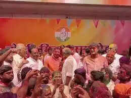 रंगपंचमी पर जीतू पटवारी के बंगले में होली मिलन, दिग्विजय-भूरिया ने गाए गीत, कार्यकर्ताओं ने उड़ाए रंग गुलाल