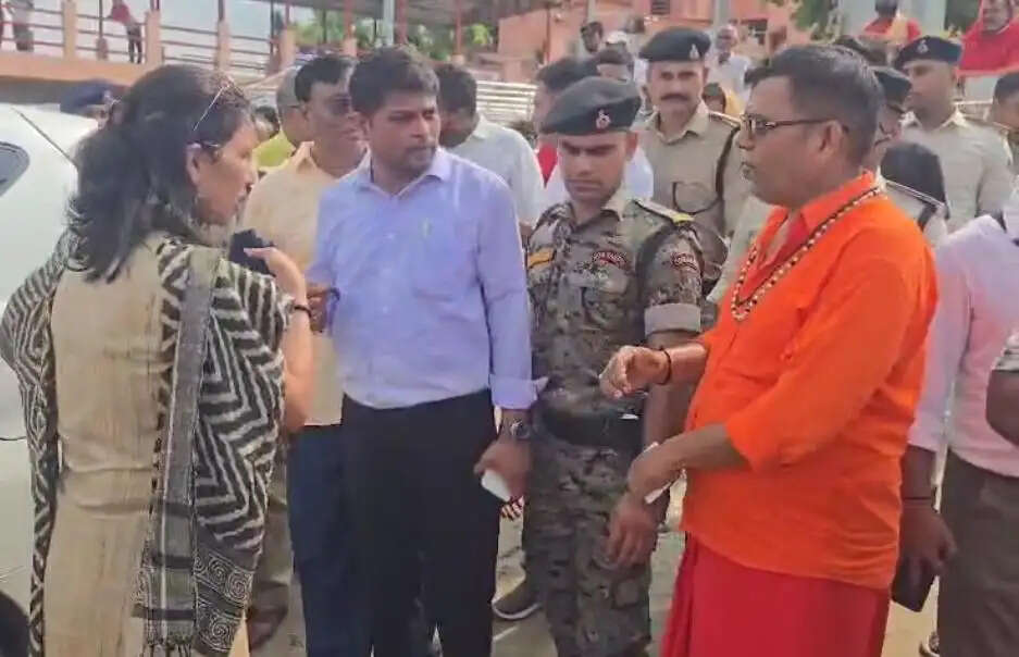 श्रावणी मेले की तैयारी को लेकर डीएम के तेवर सख्त, हाईमास्ट लाइट की लापरवाही पर बिजली अधिकारी को लगाई फटकार