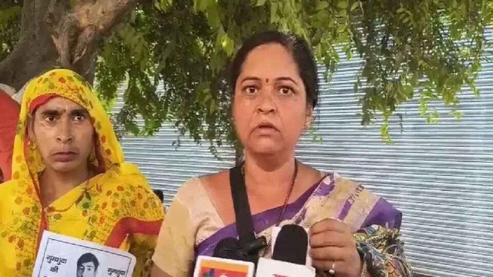 प्रेमानंद आश्रम से लापता हुए युवाओं के परिजनों ने काटा हंगामा, सेवादारों पर अभद्रता का आरोप