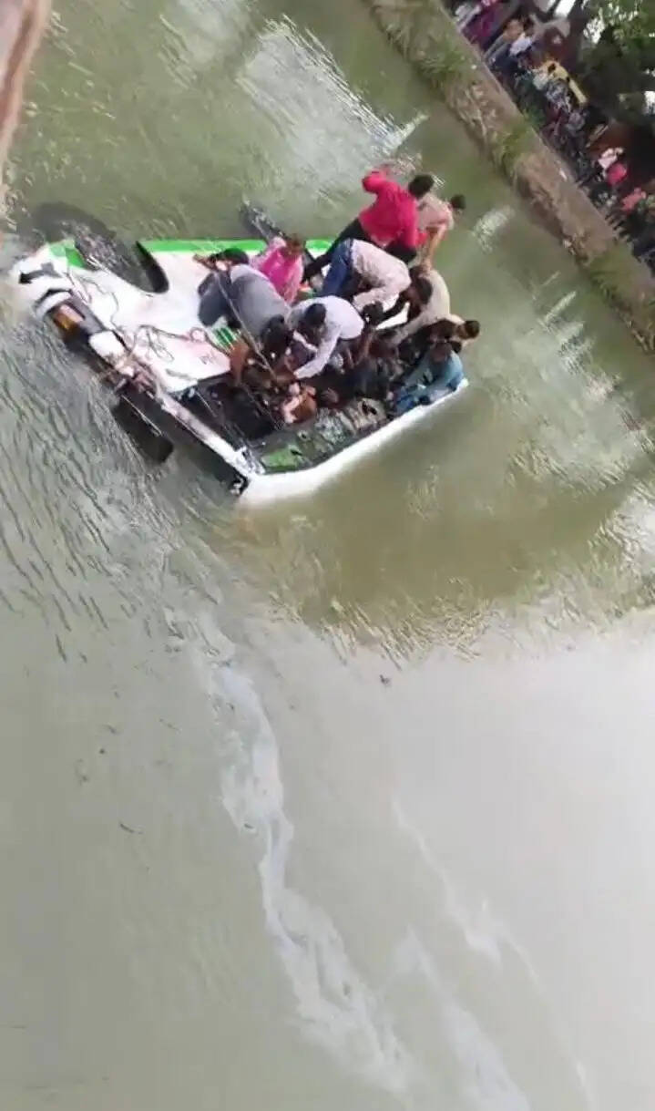 कानपुर में मजदूरों से भरी बस नहर में गिरी, सभी 20 लोगों को सुरक्षित निकाला गया