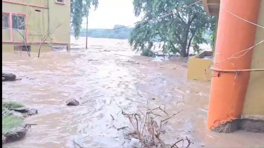 भारी बारिश से भैरवी नदी का बढ़ा जलस्तर, मां छिन्नमस्तिका मंदिर में घुसा बाढ़ का पानी