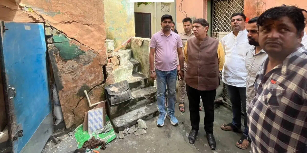 गणेशपुर में मकानों में बढ़ती दरारों से दहशत, कैबिनेट मंत्री ने किया निरीक्षण