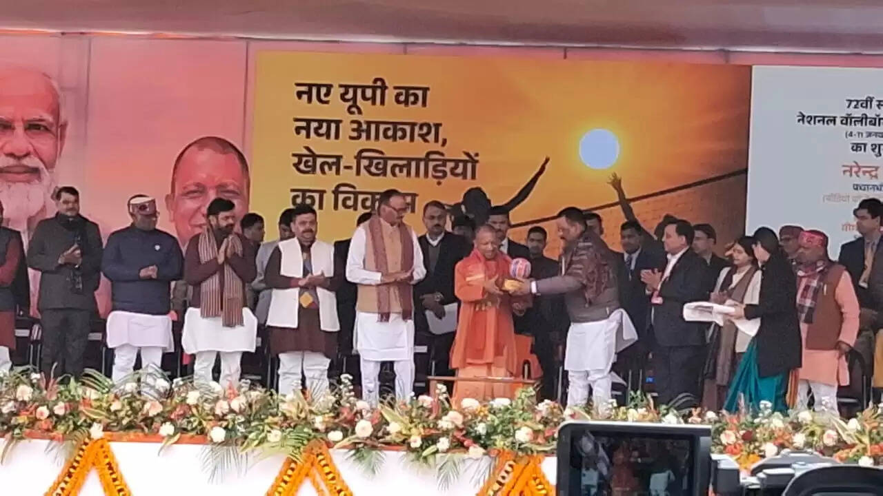 72 वीं सीनियर नेशनल वॉलीबॉल चैंपियनशिप के उद्घाटन समारोह में पहुंचे सीएम योगी