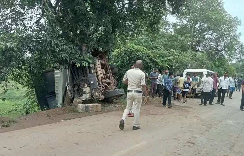 कार अनियंत्रित होकर दो बार पलटी, सात लोग घायल