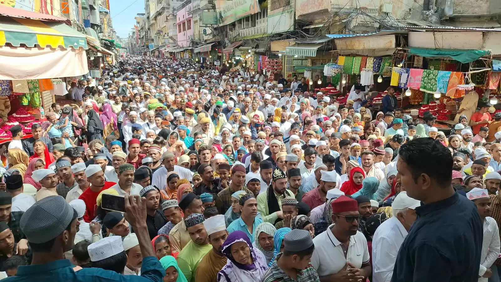 ख्वाजा साहब की दरगाह के बाहर हुई भगदड़, भीड़ में महिला ज़ायरीन दबीं