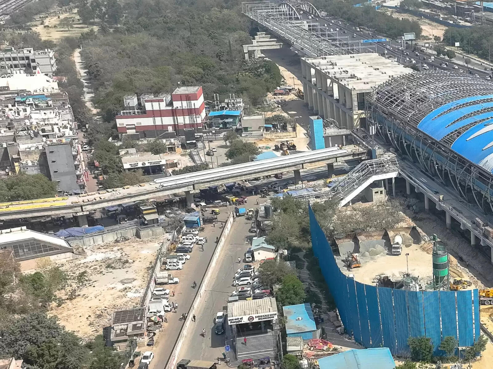 सराय काले खां स्टेशन पर पूरा हुआ एफओबी का सिविल निर्माण कार्य, बैरिकेडिंग हटी