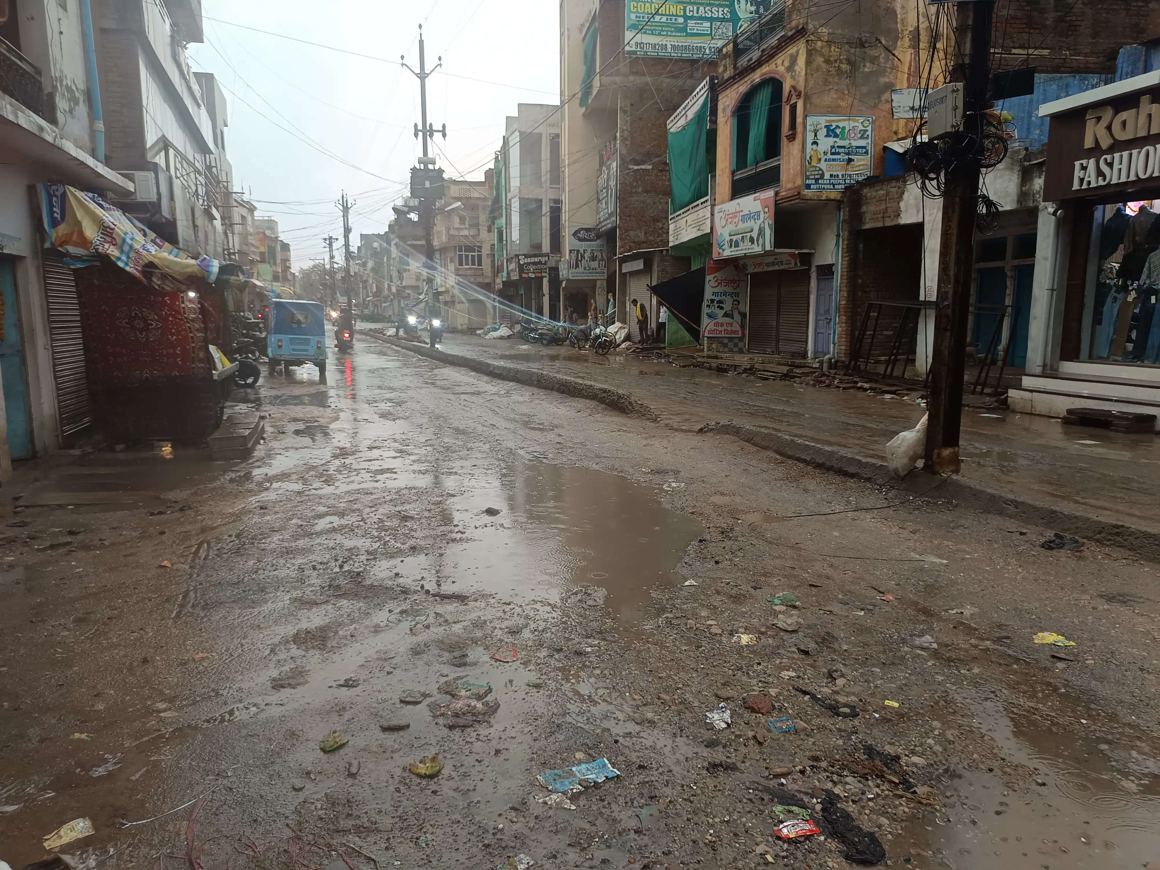मुरैनाः रिमझिम बारिश से मौसम हुआ सुहाना, दिन भर नहीं हुए सूर्यदेव के दर्शन