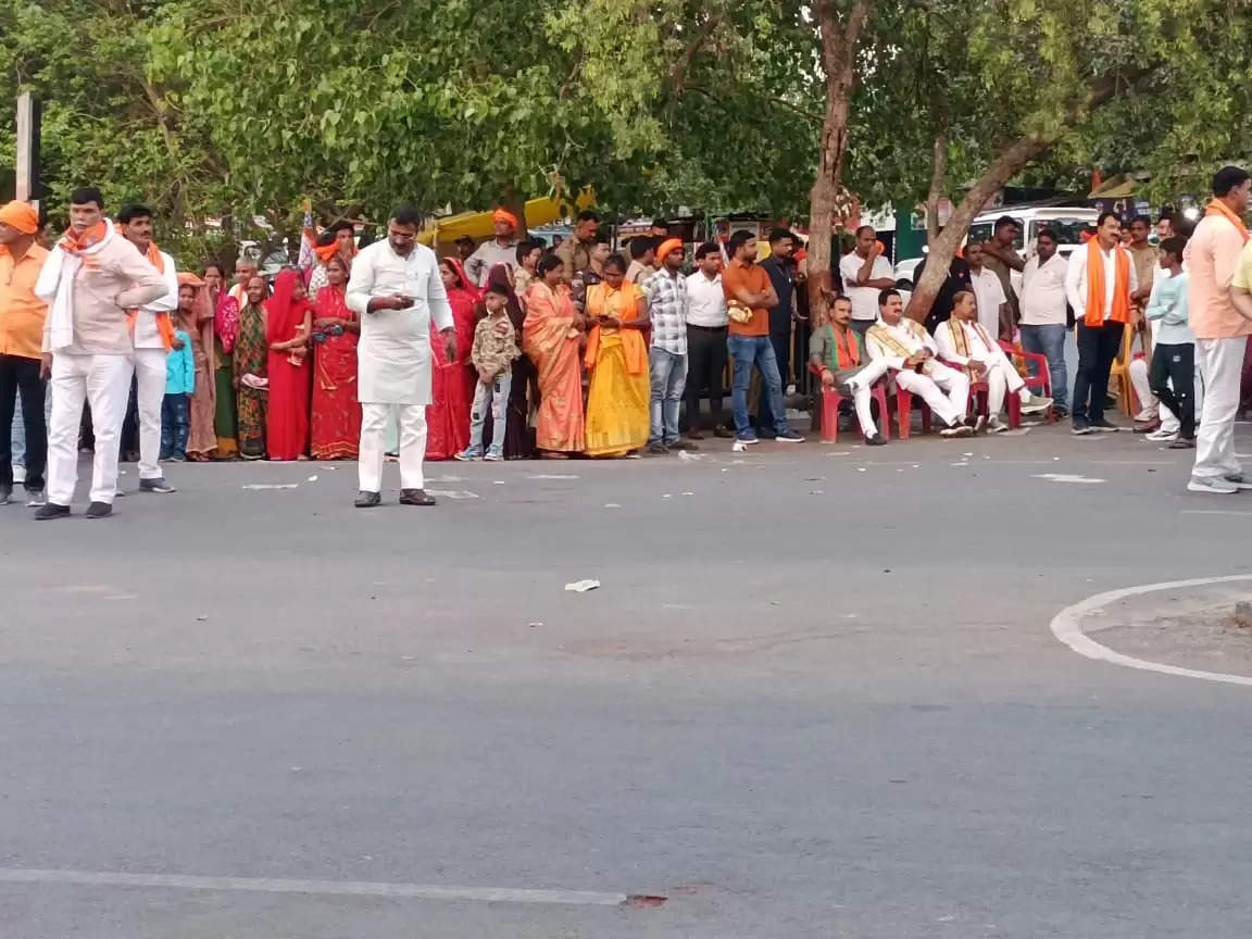 केन्द्रीय गृहमंत्री अमित शाह पहुंचे वाराणसी, कार्यकर्ताओं ने पुष्पवर्षा कर किया भव्य स्वागत