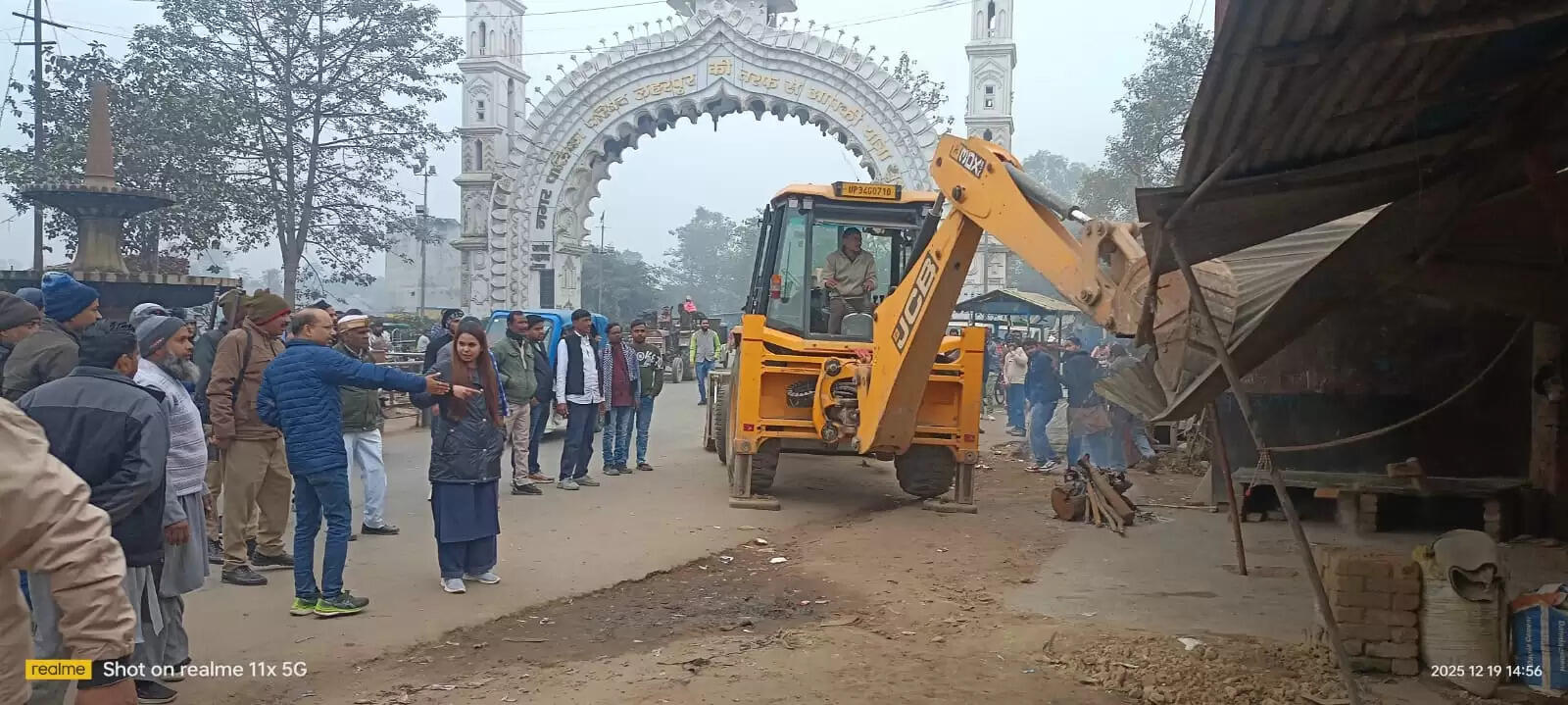 जनपद में शुक्रवार को गरजा प्रशासन का बुलडोजर