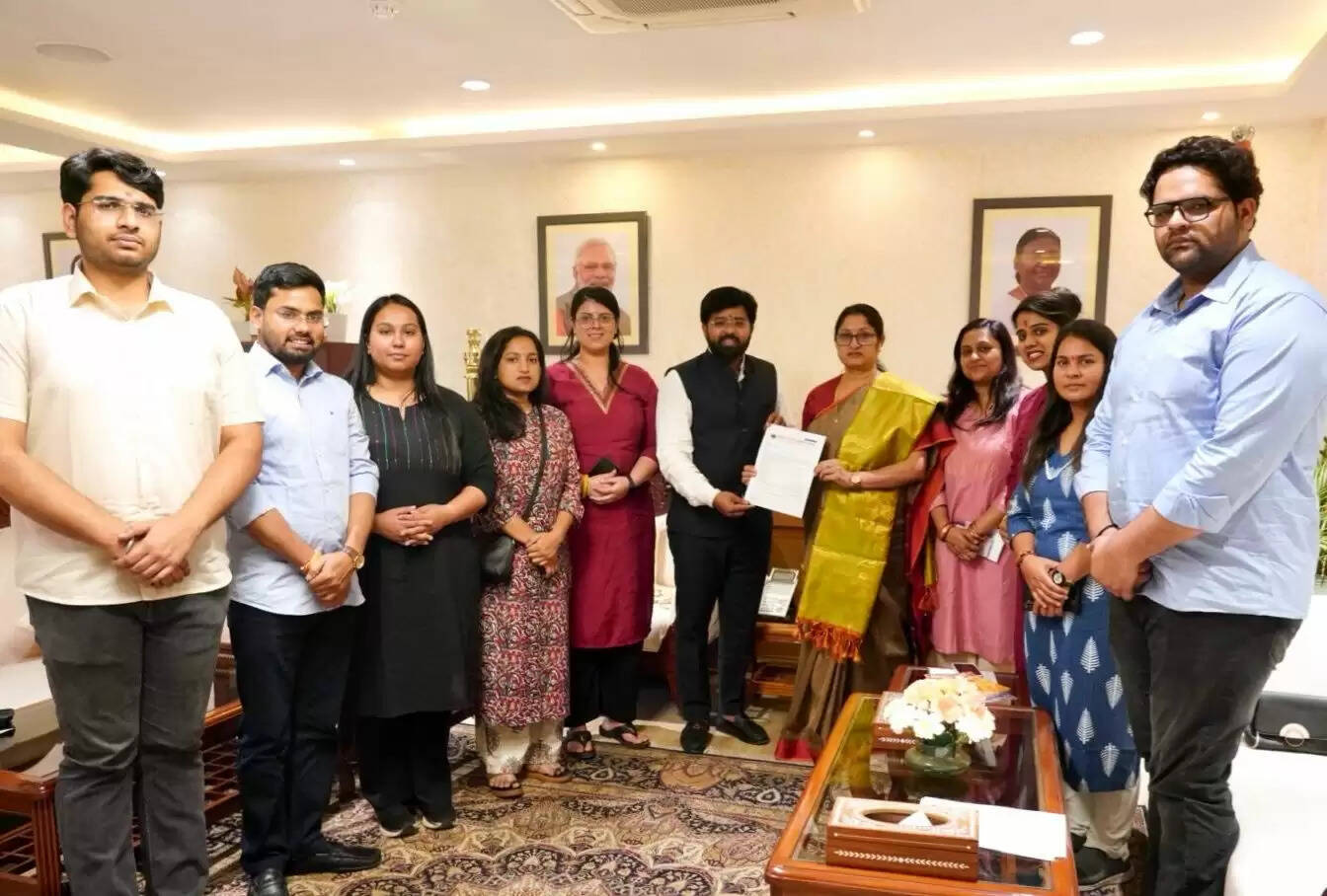 महिला संबंधी विषयों पर अभाविप के प्रतिनिधिमंडल ने केंद्रीय मंत्री को सौंपा ज्ञापन