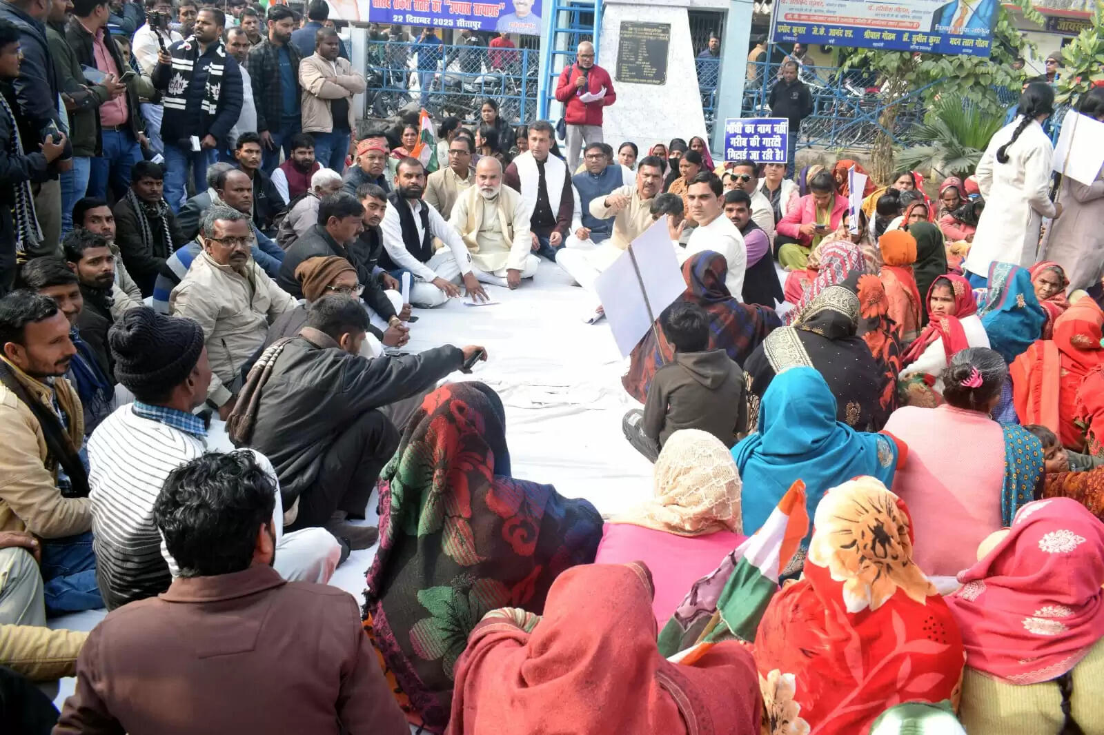 मनरेगा से गांधी का नाम हटाने के विरोध में सांसद राकेश राठौर का उपवास-सत्याग्रह