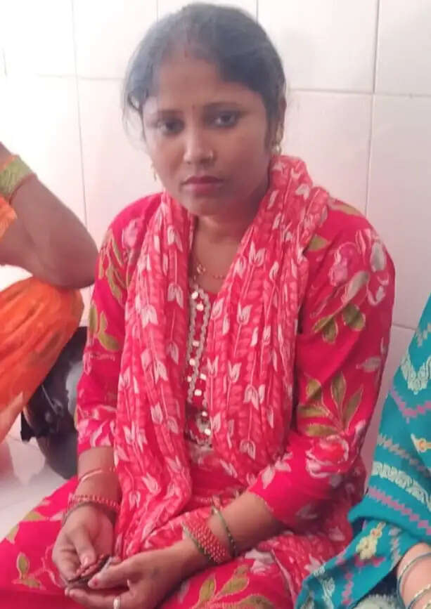 देवरिया में कूड़े के ढेर में लगी आग बनी जानलेवा, बाइक सवार पिता,बेटा और बेटी झुलसे