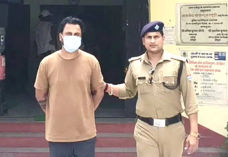 दहेज की मांग पूरी न होने पर पत्नी को जिंदा जलाने की कोशिश, पति गिरफ्तार