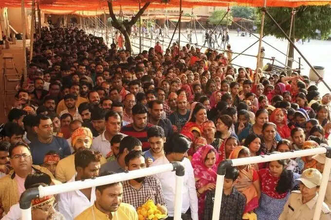 राजस्थान के देवी धामों में नवरात्र की धूम, त्रिपुरा सुंदरी में पांच किलोमीटर लंबी चुनरी चढ़ाई