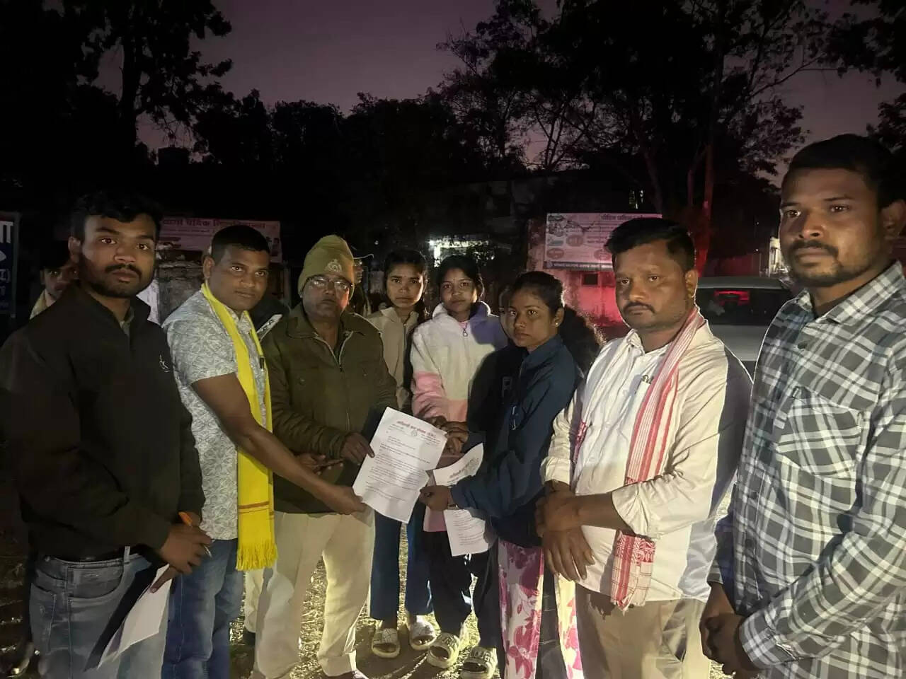 अनूपपुर: जनजातीय विश्वविद्यालय का मामला गरमाया, आदिवासी छात्र संगठन ने प्रोफेसर का फूंका पुतला