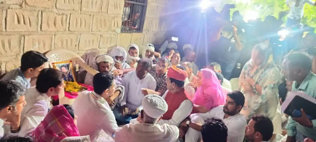 दलित बच्चे की मौत के बाद सुराणा में नेताओं का तांता, कांग्रेस ने किया 20 लाख देने का ऐलान