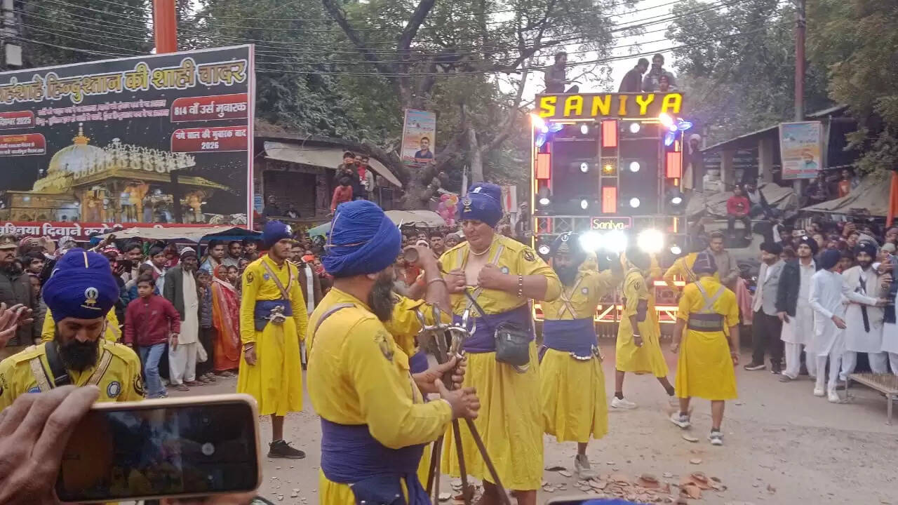 गुरु गोविंद सिंह जी के प्रकाश पर्व पर भव्य शोभायात्रा का आयोजन, लोगों ने छका लंगर