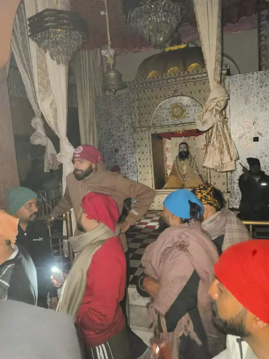 वाराणसी : संत रविदास मंदिर में अचानक लगी आग,बड़ा हादसा टला