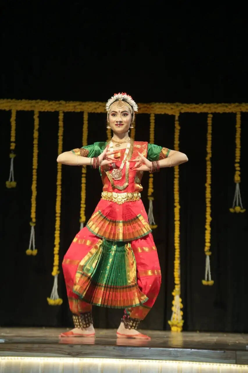 जानवी ने तीन घंटे तक दी भरतनाट्यम की प्रस्तुति