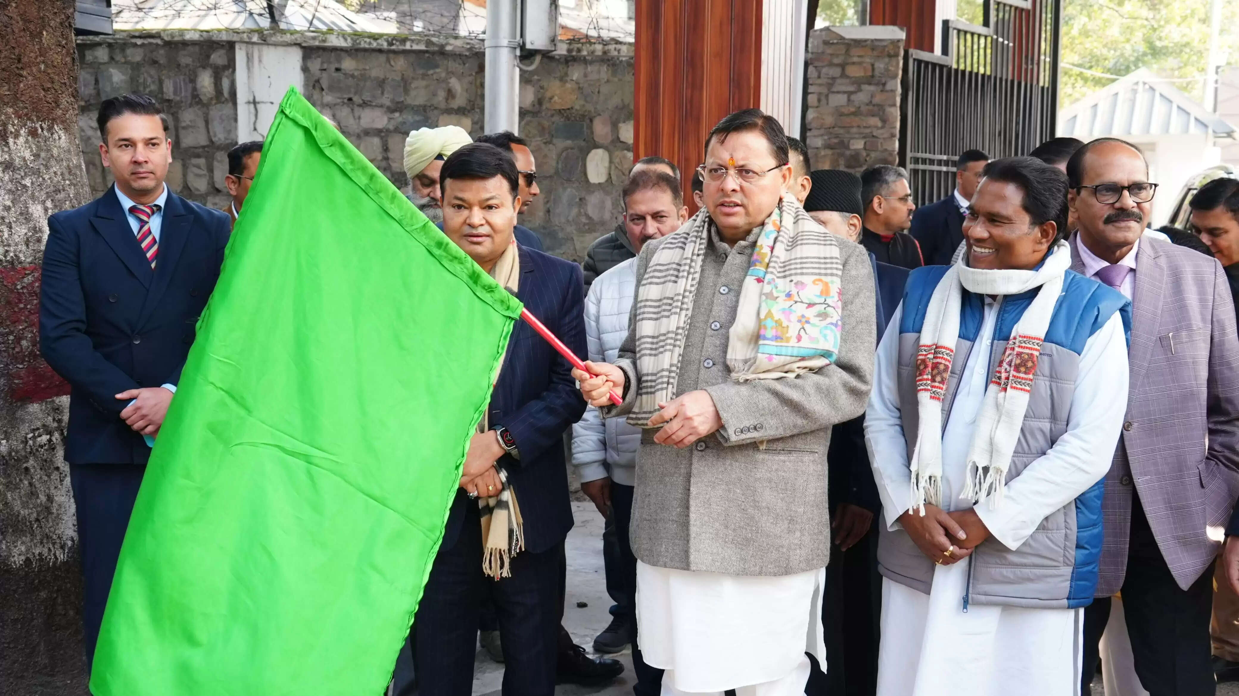 मुख्यमंत्री ने मेडिकल यूनिट वाहनों का दिखाई हरी झंडी