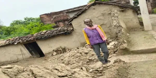 हमीरपुर में बारिश से गिरे सैकड़ों घरों के परिवारों को प्रशासन ने दी आर्थिक मदद