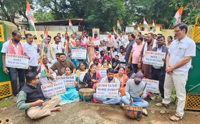 कांग्रेस ने नकली खाद-बीज के विराेध में कृषि विभाग के समक्ष नगाड़े बजाकर किया प्रदर्शन