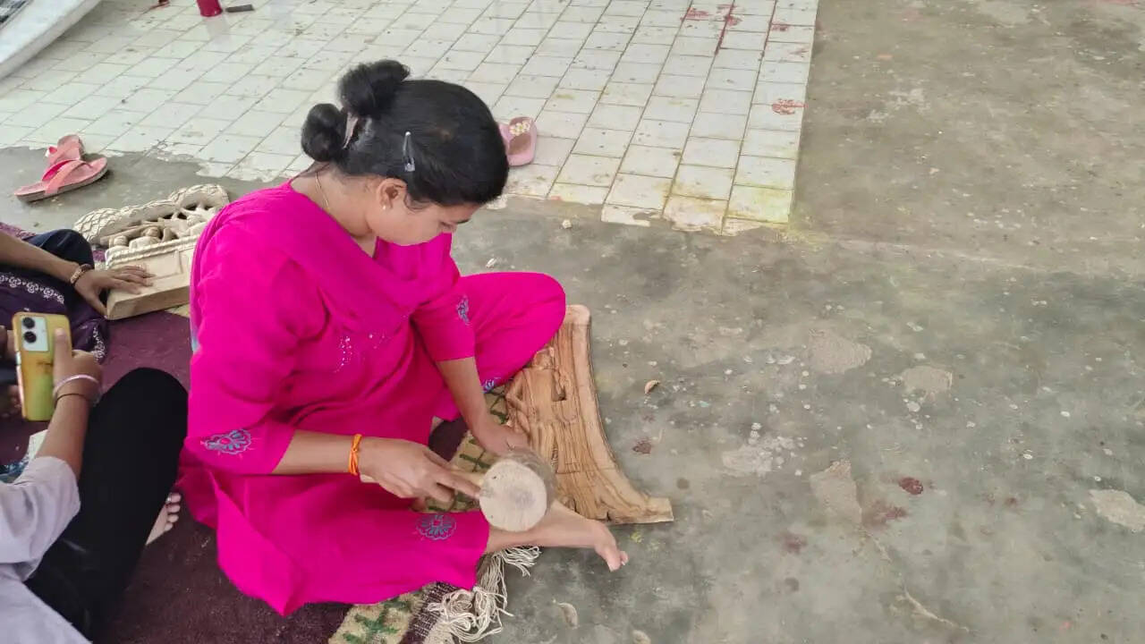शहडोल: एमए पास दुर्गा सिंह ने हुनर को बनाया अपनी ताकत, लकड़ी की कलाकारी से संवार रहीं भविष्य