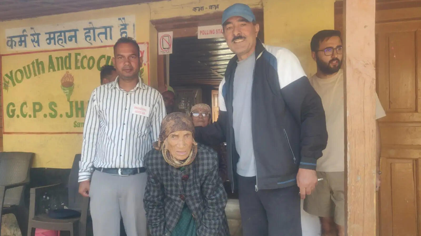 हिमाचल पंचायत चुनाव (दूसरा चरण) : शुरुआती दो घंटे में 21 फीसदी मतदान, 107 वर्षीय धर्मपति ने डाला वोट