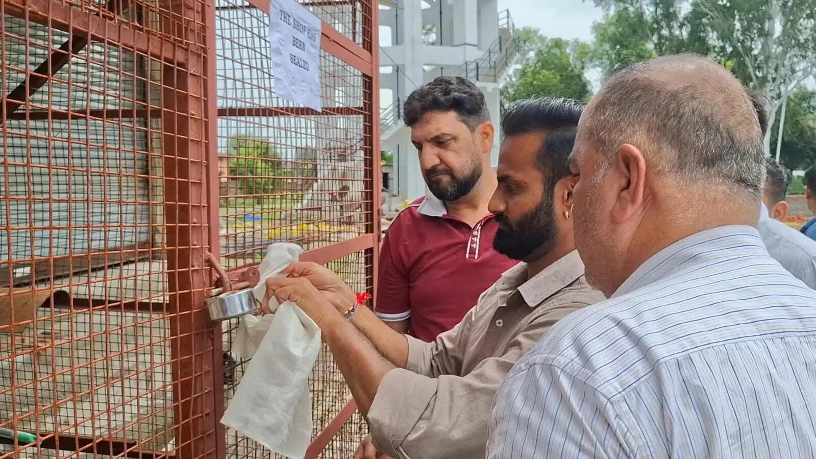 चार साल से किराया दबाए बैठे दुकानदारों पर नगर परिषद की कार्रवाई, पुरानी सब्जी मंडी की दो दुकानें सील