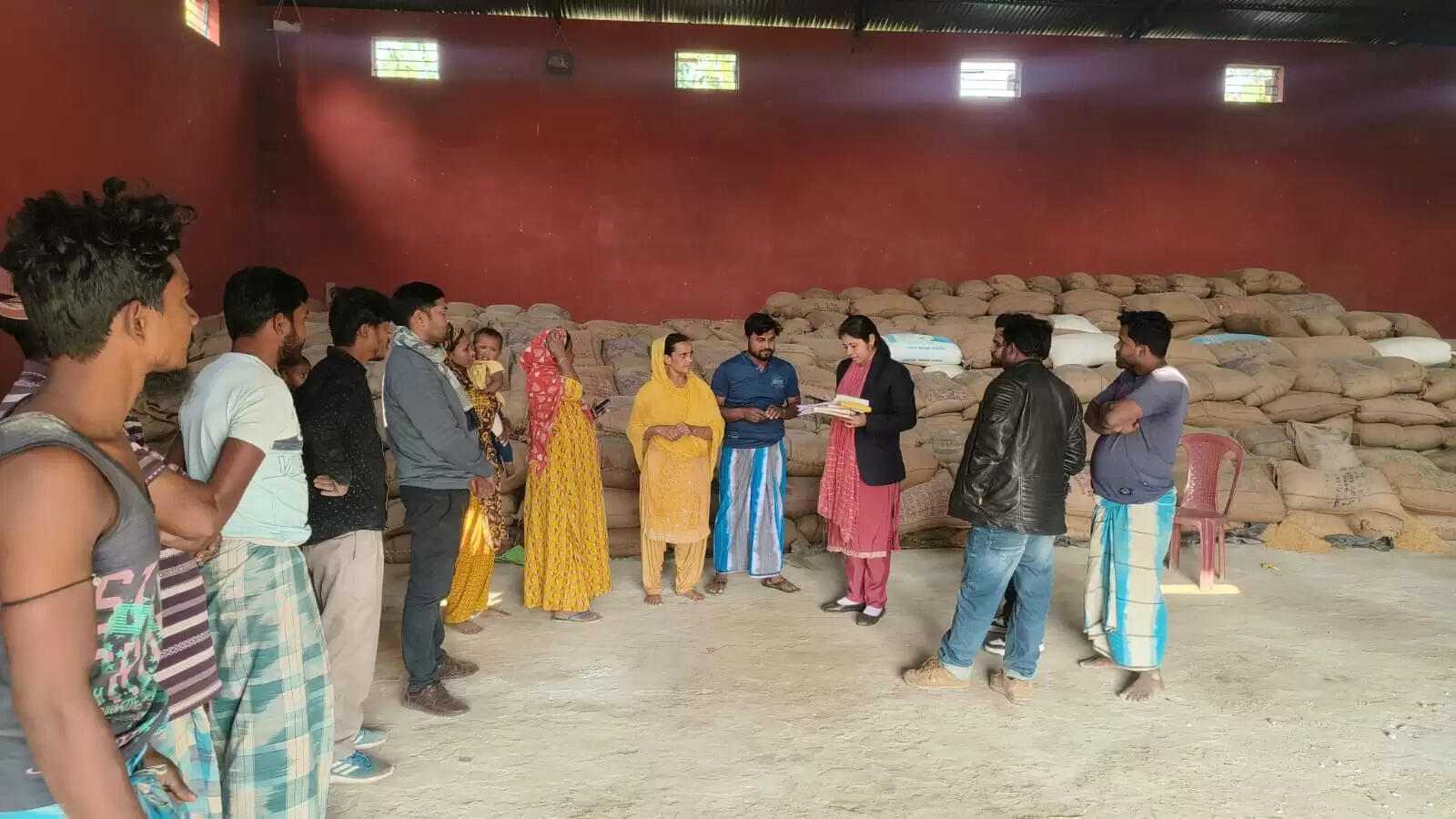 पैक्स गोदाम में धान भंडारण की जांच, प्रशासन ने एक अखबार की खबर को बताया तथ्यहीन