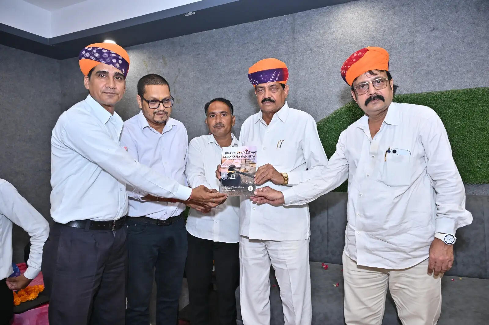भारतीय नागरिक सुरक्षा संहिता पर आधारित पुस्तक का विमाेचन