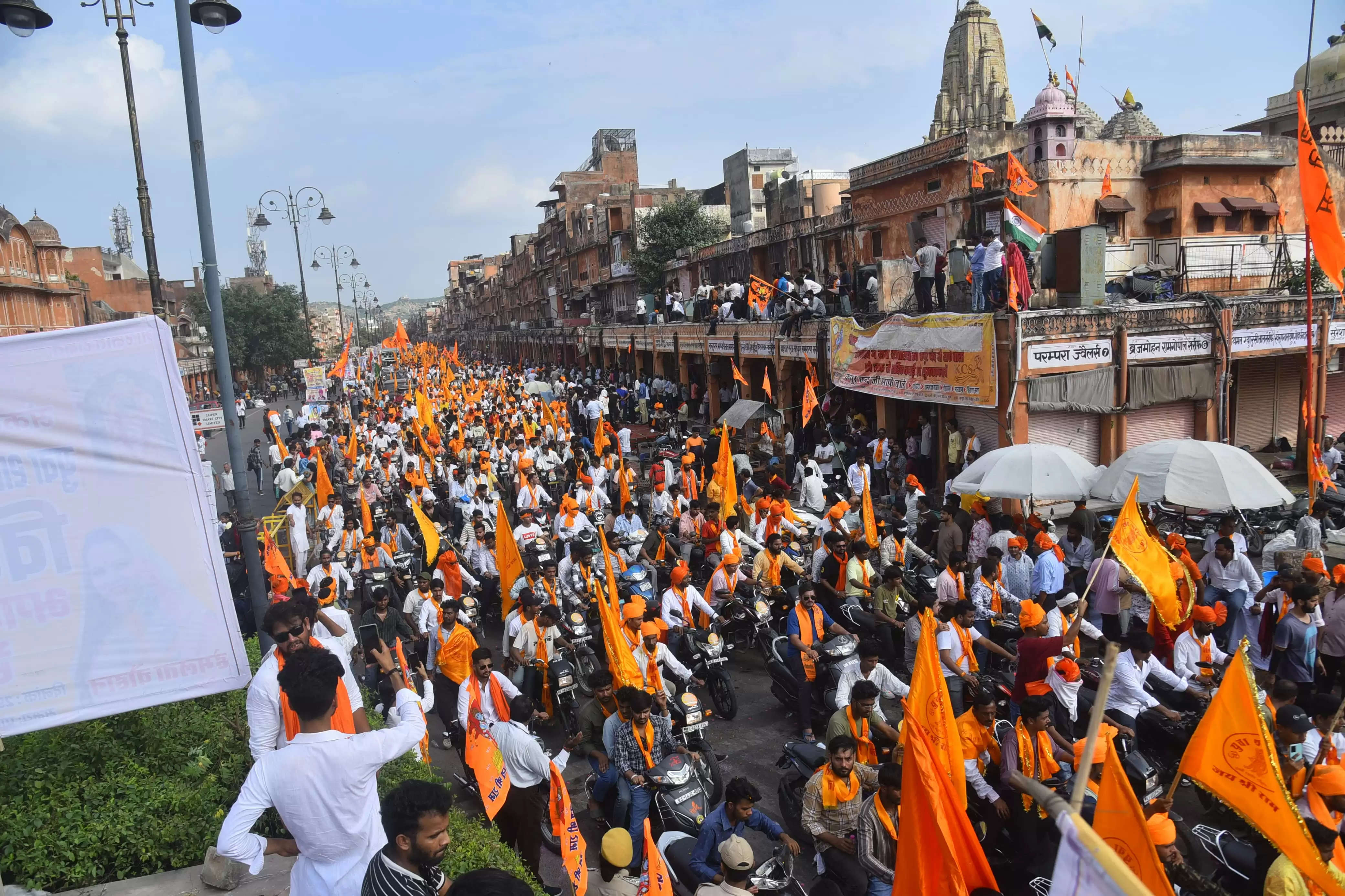 विशाल भगवा रैली निकालकर की हिन्दू राष्ट्र की मांग