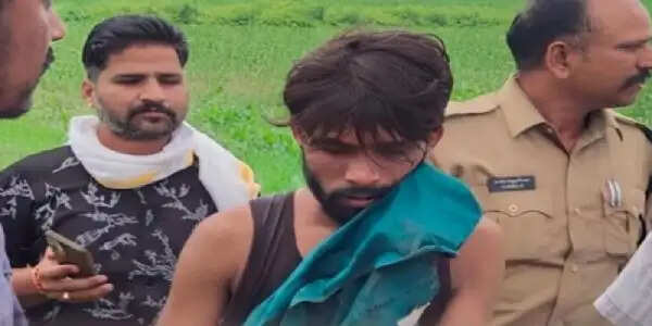 शिवपुरीः पेशाब के बहाने गाड़ी रुकवाकर पुलिस हिरासत से फरार हुए 3 आरोपी, दो पकड़ाए
