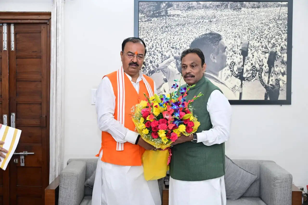 उपमुख्यमंत्री केशव प्रसाद मौर्य ने भाजपा प्रदेश प्रभारी विनोद तावड़े से की शिष्टाचार भेंट