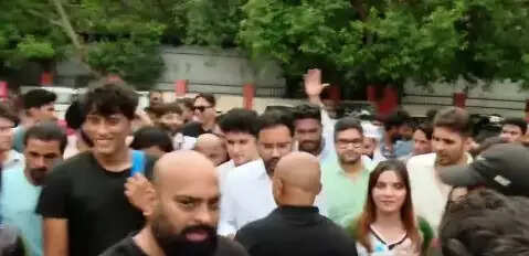 सीजेपी प्रदर्शन के दौरान घटित मामले पर पुलिस के खिलाफ संसद मार्ग थाने पर प्रदर्शन